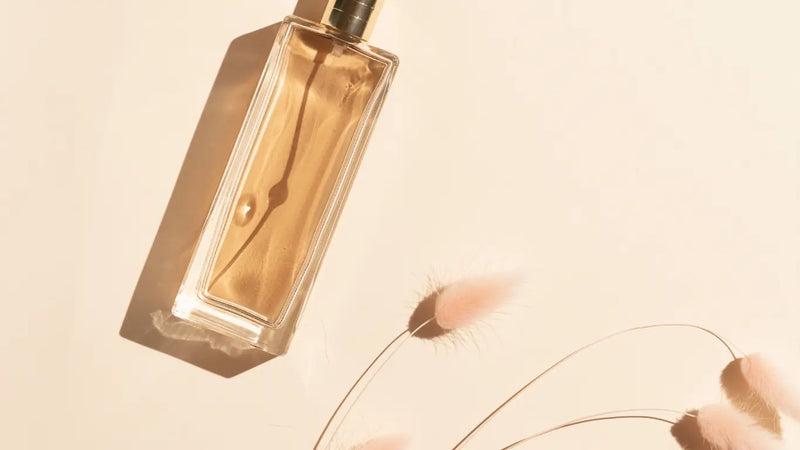 Coffret cadeau Lattafa Pride "Art of Universe" avec deux flacons de parfum (100ml et 20ml), deux sprays parfumés et un atomiseur de voyage, sur fond blanc.